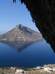 Adriano di Torino su Ivi (7b+) - Grande Grotta; l'isola di Telendos sullo sfondo